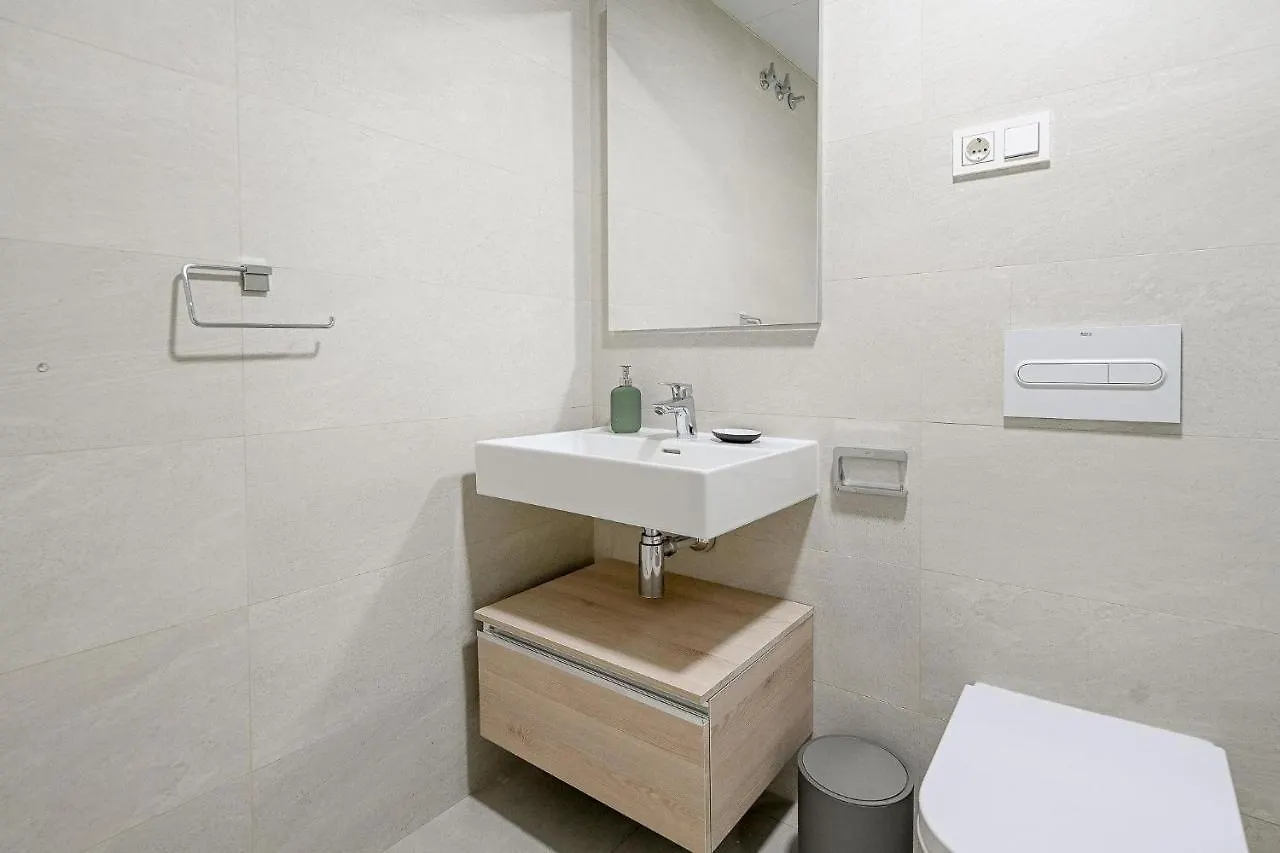 Modern 3 Bedroom Apartment إِستيبونا